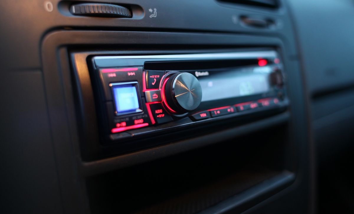 Jak podłączyć radio samochodowe? Autokult.pl