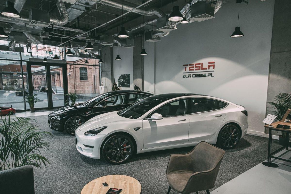 Tesla Poszukuje Kierownika Salonu W Warszawie Wsrod Wymagan Bezwypadkowa Przeszlosc Oraz Znajomosc Jezyka Niderlandzkiego Autokult Pl