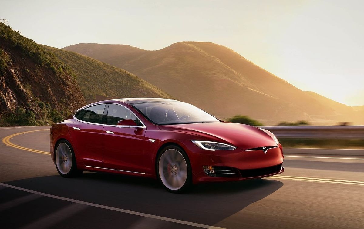 Tesla pobiła rekord. Model S pierwszym elektrykiem z ponad ...