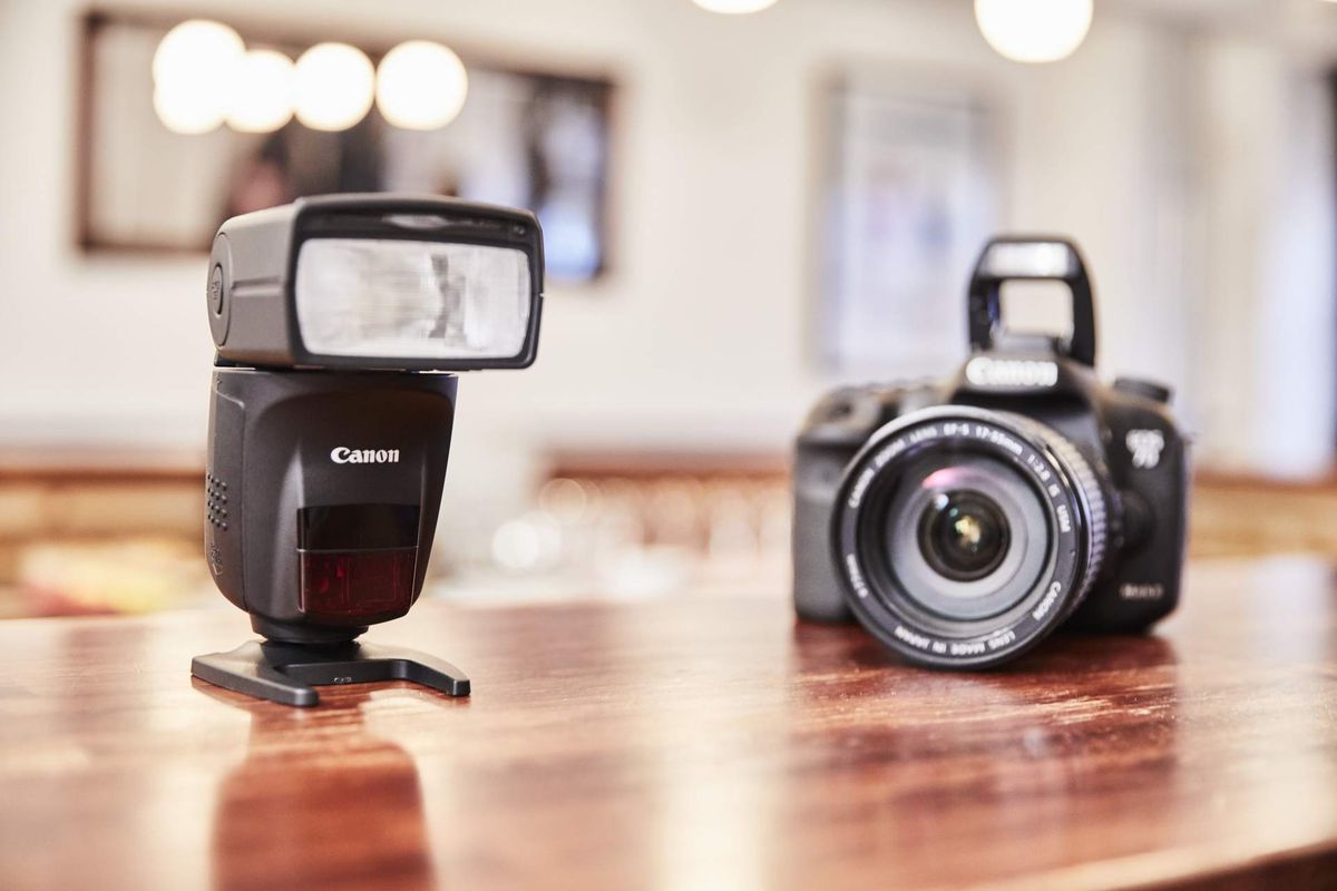 Canon Speedlite 470 EX-AI automatycznie ustawi palnik, by odbić światło