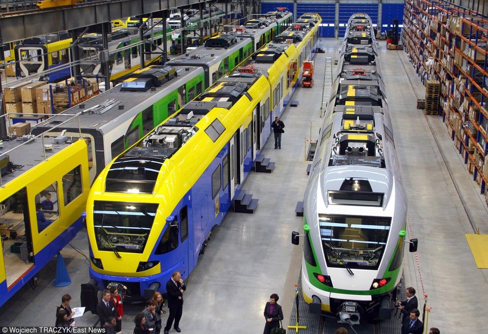 Elektrowozy Dwóch Pociągów Elektrycznych Jadących W Przeciwne Strony PKP Intercity odebrała 12 elektrycznych pociągów - Money.pl