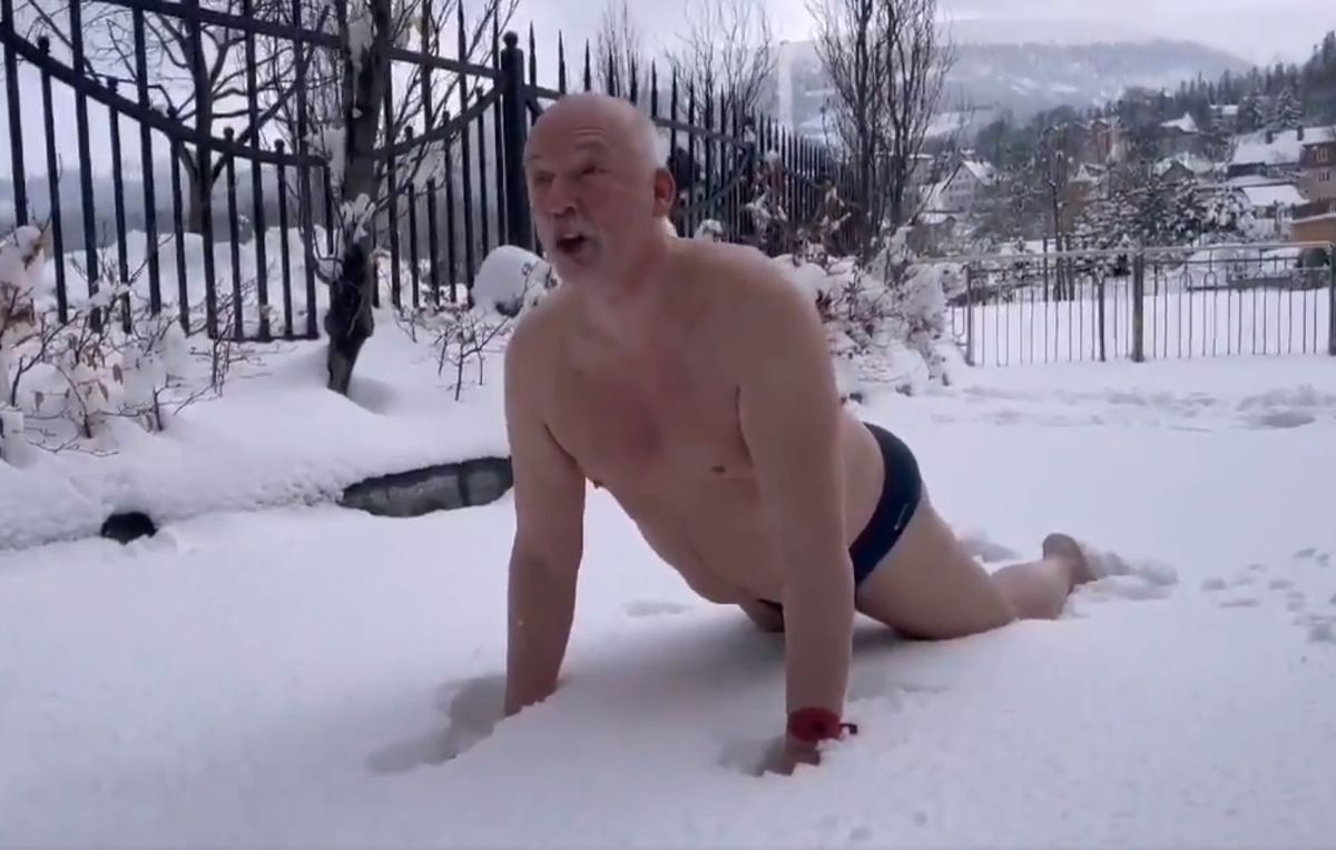 Korwin-Mikke w samych majtkach. Przeszedł samego siebie
