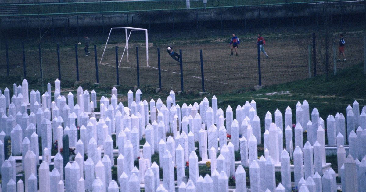 Jak grać w piłkę, kiedy na murawę spadają bomby? – Magazyn WP