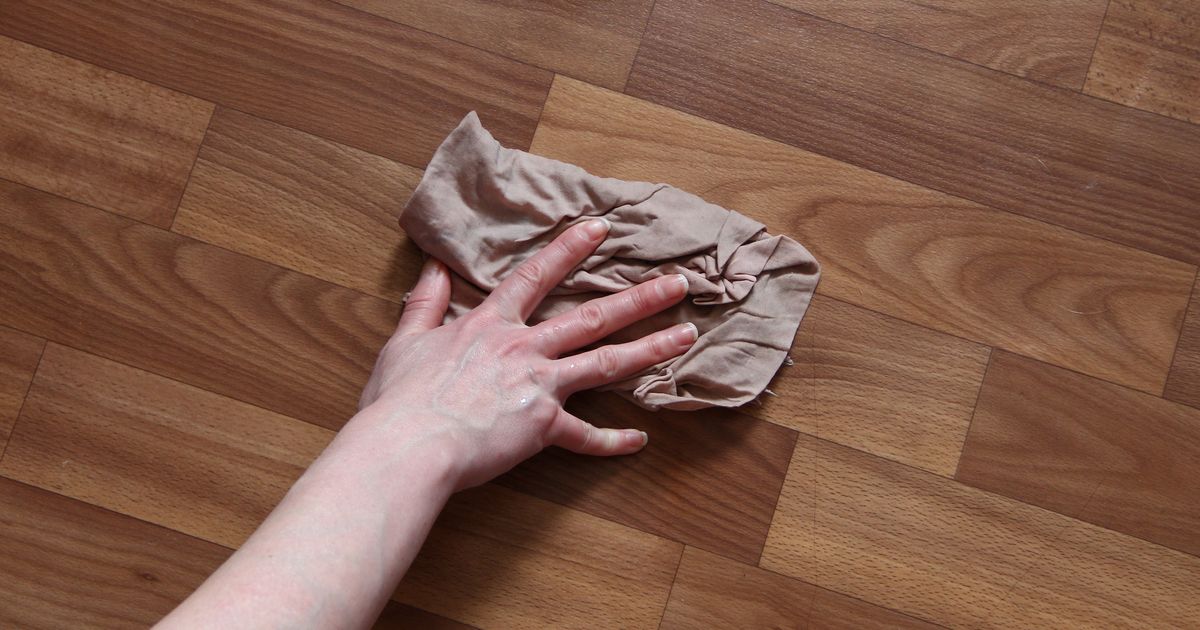 Hausmittel lassen Bodenpaneele glänzen: Tipps für streifenfreie Sauberkeit