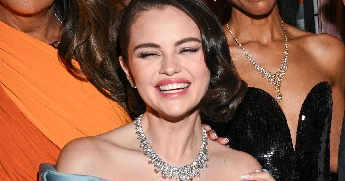 Selena Gomez dazzles at Golden Globes, misses award