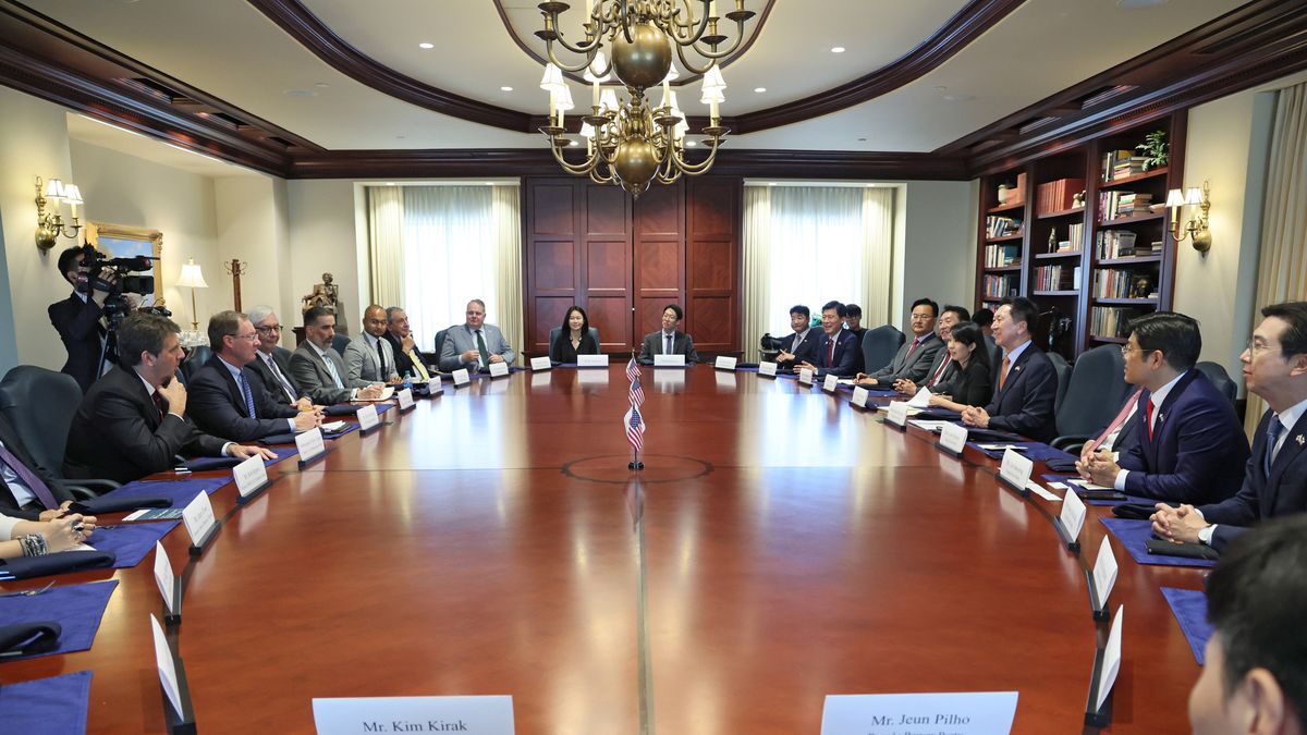 A handout photo made available by South Korea's ruling People Power Party shows a party delegation, led by its leader Kim Gi-hyeon (3-R), talking with US experts on the Korean Peninsula during a luncheon meeting hosted by the Heritage Foundation in Washington, DC, USA, 11 July 2023 (issued 12 July 2023). EPA/People Power Party (South Korea) SOUTH KOREA OUT HANDOUT EDITORIAL USE ONLY/NO SALES Dostawca: PAP/EPA.