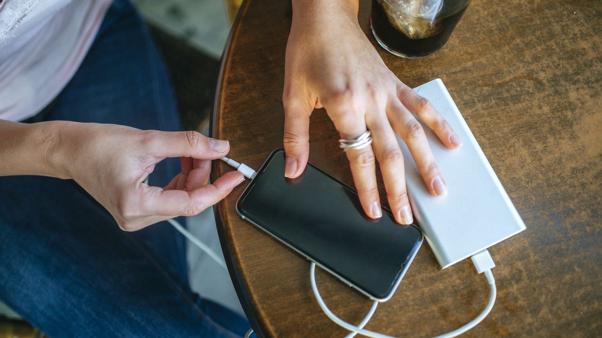 Do ilu procent powinno się ładować telefon?