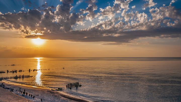Morze poza sezonem. Co zobaczyć i gdzie się wybrać?