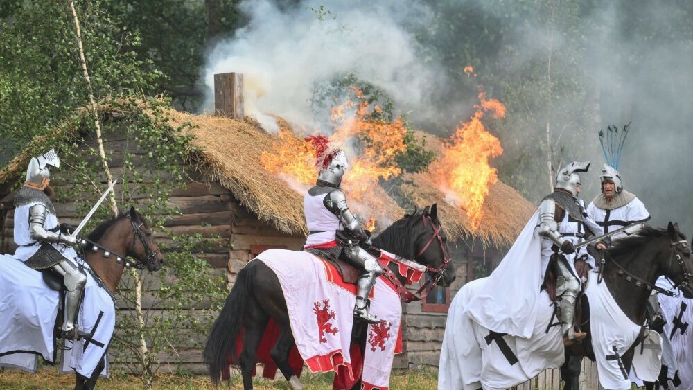 Inscenizacja bitwy pod GrunwaldemSt�bark, 12.07.2025. Inscenizacja bitwy pod Grunwaldem na polach grunwaldzkich pod St�barkiem, 12 bm. Po��czone si�y polskie i litewskie, jak co roku, pokona�y Zakon Krzy�acki. Stoczona 15 lipca 1410 r. bitwa by�a punktem kulminacyjnym tzw. wielkiej wojny pomi�dzy Kr�lestwem Polskim i Wielkim Ksi�stwem Litewskim a si�ami Zakonu Krzy�ackiego. (ad) PAP/Andrzej JackowskiAndrzej Jackowskibitwa pod Grunwaldem, dni Grunwaldu, Grunwald, historia, inscenizacja, pola grunwaldzkie, rekonstrukcja, rekonstrukcja historyczna, rekonstruktorzy, rycerz, rycerze, turystyka, Warmia i Mazury