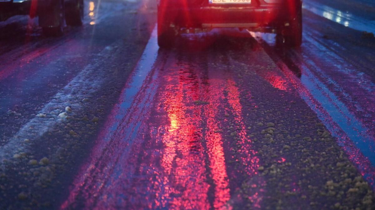 Marcin Bielecki
b�oto, droga, drogowe, jazdy, l�d, oblodzenie, pogoda, trudne, ulica, warunki, zima, ostrze�enie, utrudnienia, zimowe, auta, auto, samochody, samoch�d