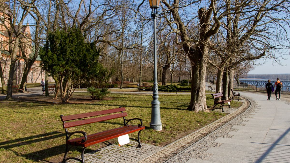 Ławeczki świeżo malowane