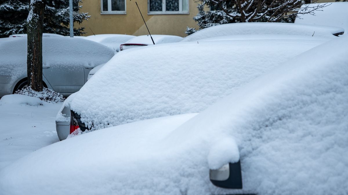 Zima, śnieg, odśnieżanie auta