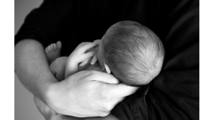 Niektóre dzieci lubią być blisko rodzica bardziej, niż inne