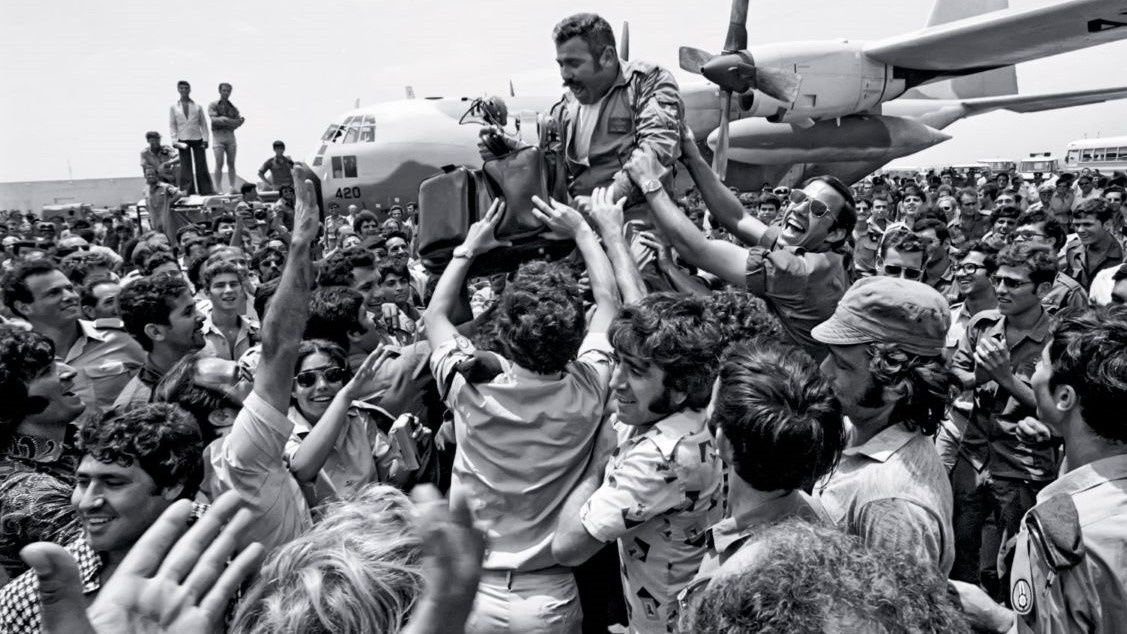 Powrót sił izraelskich do domu po udanej akcji