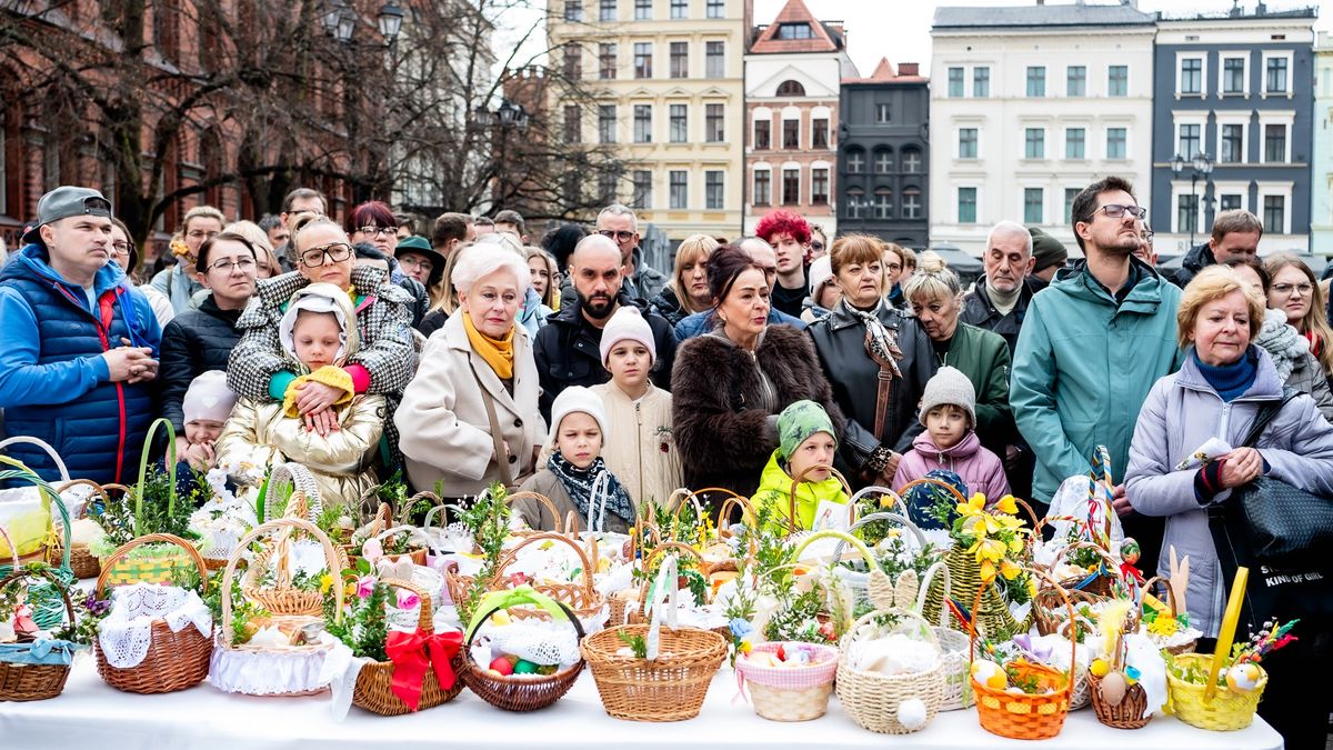 Tłumy poświęciły pokarmy na rynku w Toruniu