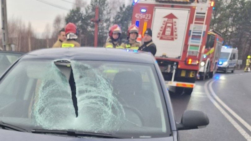 Bryła lodu spadła na samochód osobowy