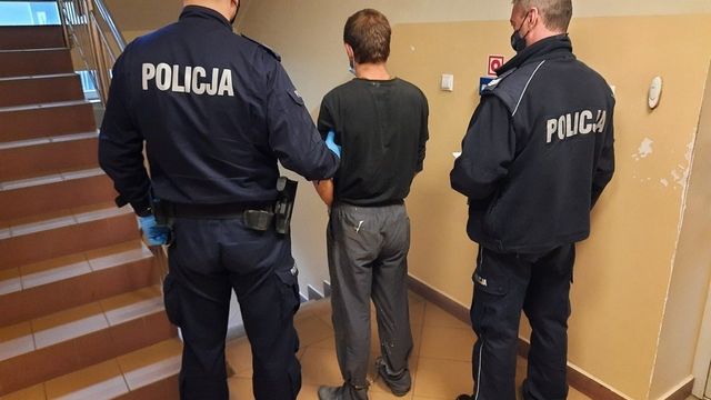 Policjanci z zatrzymanym mężczyzną