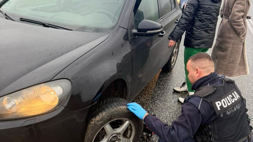 Policjanci podczas naprawy koła
