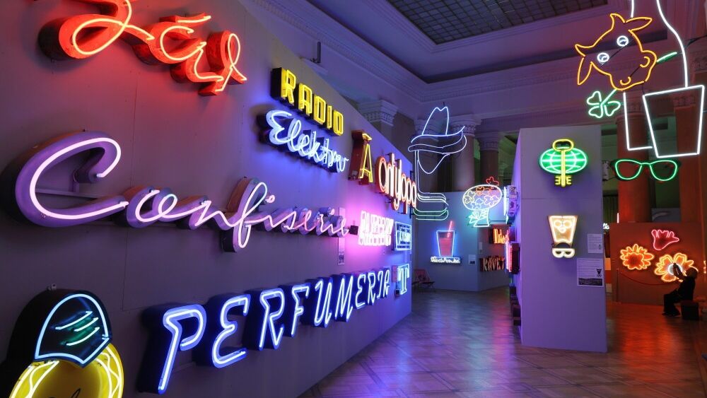 Muzeum Neon�w
Warszawa, 01.08.2025. Muzeum Neon�w otwarte w nowej siedzibie - Pa�acu Kultury i Nauki w Warszawie, 1 bm. Muzeum przenios�o si� do PKiN z poprzedniej siedziby w postindustrialnym kompleksie Soho Factory na Kamionku. Prace przy przeniesieniu ekspozycji trwa�y 3 miesi�ce. (jm) PAP/Pawe� Supernak ***Do tego materia�u zdj�ciowego dost�pna jest r�wnie� depesza w systemie CSI, pt.: Z Mi�skiej na plac Defilad. Otwarcie Muzeum Neon�w w nowej siedzibie - Pa�acu Kultury i Nauki***
Pawe� Supernak
muzeum, neony, Pa�ac, PKiN, siedziba