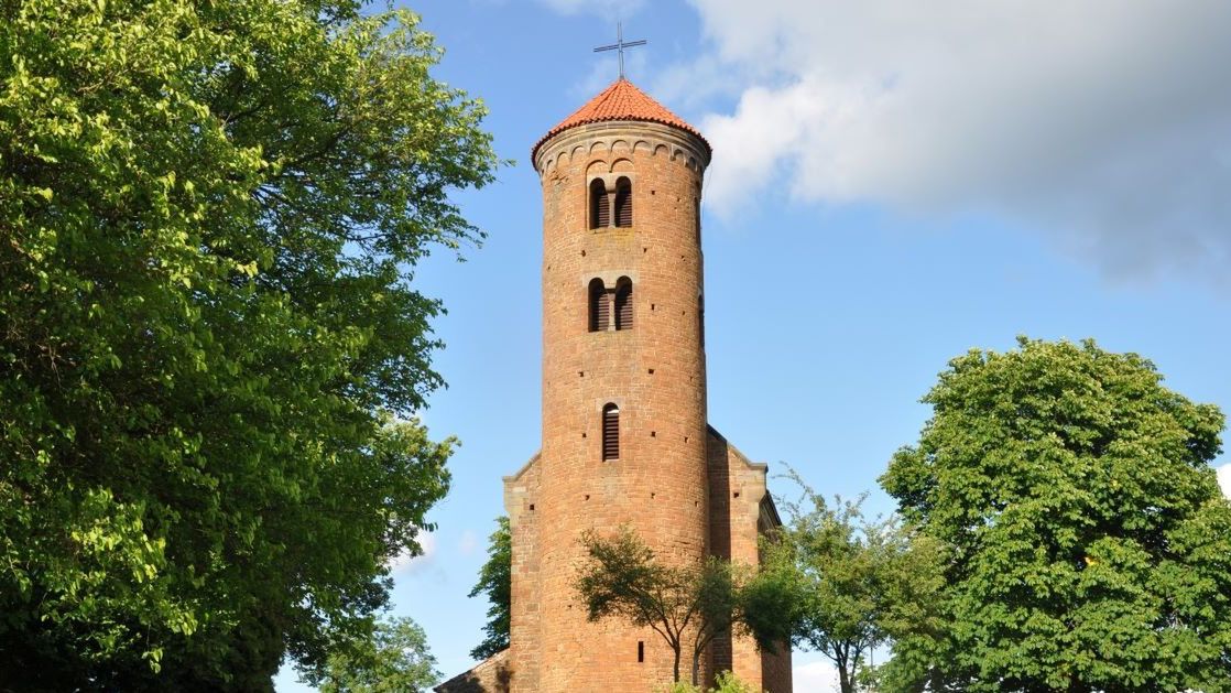 Romański kościół św. Idziego w Inowłodzu