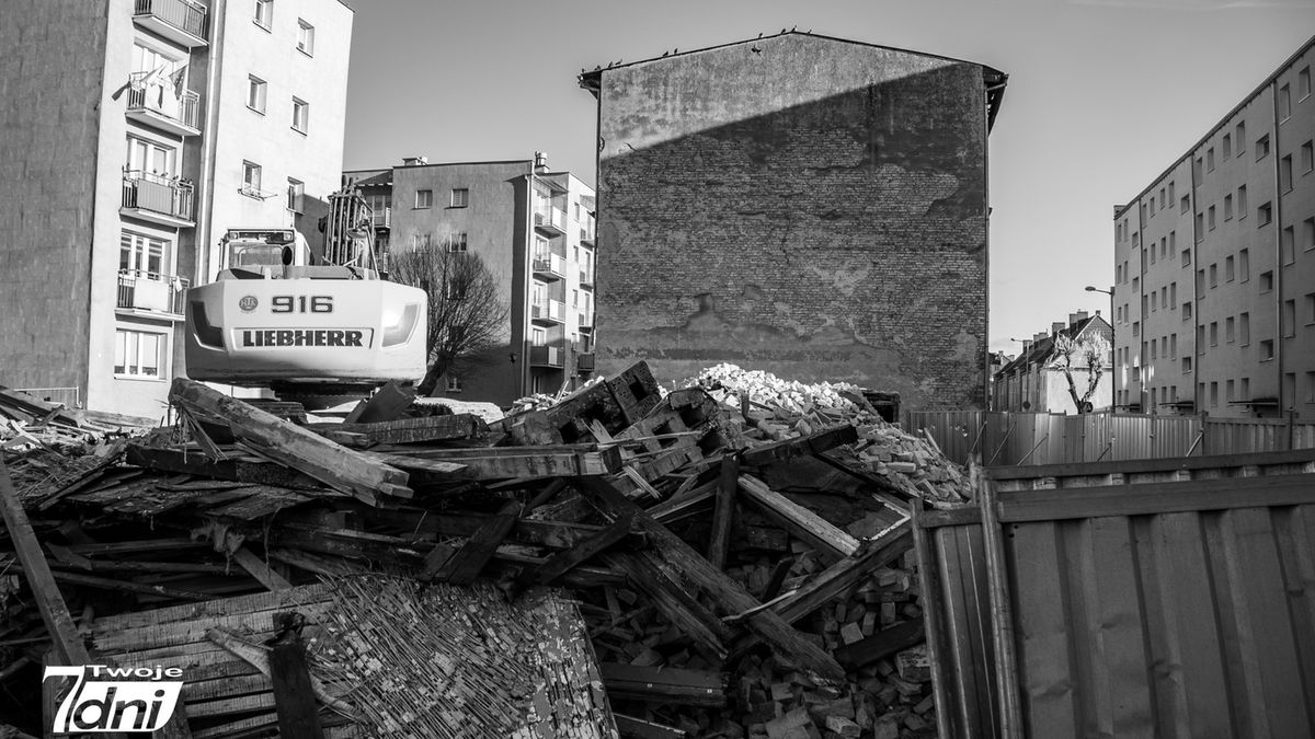 Wyburzanie kamienic przy ul. Ludowej w Pile.