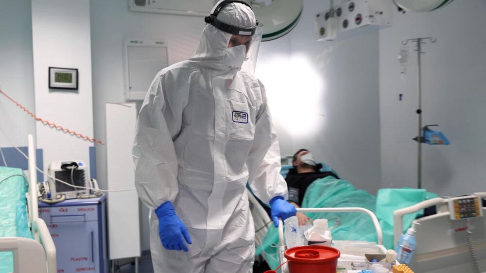 s�u�by medyczne na SORWarszawa, 18.02.2022. Koronawirus w Polsce. Praca s�u�b medycznych na Szpitalnym Oddziale Ratunkowym dla chorych na Covid-19 w Centralnym Szpitalu Klinicznym MON Wojskowego Instytutu Medycznego w Warszawie, 18 bm. (ls/awol) PAP/Leszek Szyma�skiLeszek Szyma�skiCentralny Szpital Kliniczny, chorzy, covid, COVID-19, epidemia, epidemie i zarazy, kombinezos ochronny, koronawirus, koronawirus w Polsce, maska, medycyna, ochronna, oddzia� covidowy, pandemia, peronel medyczny, przy�bica, SARS-CoV-2, s�u�by medyczne, SOR, stan epidemii, Szpitalny Oddzia� Ratunkowy, WIM, wirus, Wojskowy Instytut Medyczny, zdrowie, pacjent