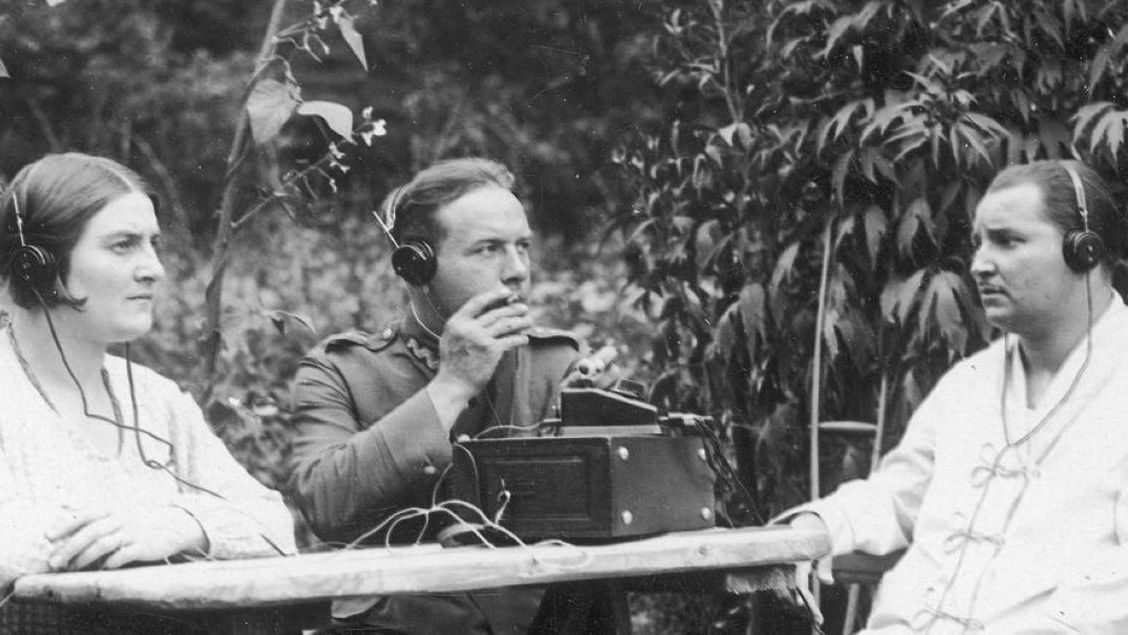 Osoby, słuchające radia