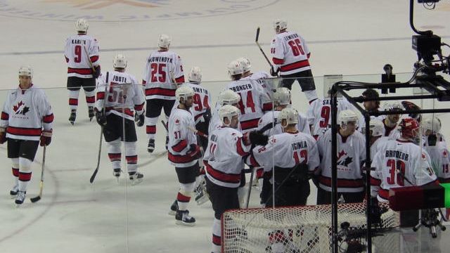 Reprezentacja Kanady po meczu z Czechami podczas Zimowych Igrzysk Olimpijskich 2002 fot. Uncleweed - 55-canadians-brodeur2, CC BY-SA 2.0