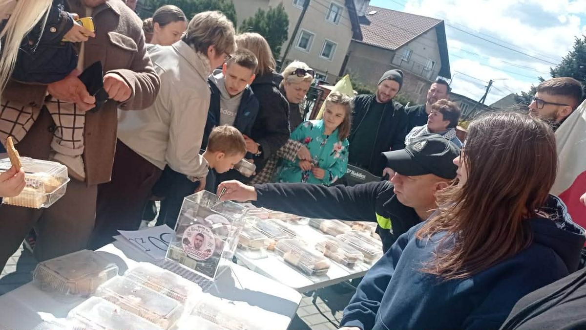 Niedzielna sprzedaż ciast przed kościołami w Obrowie i Łążynie