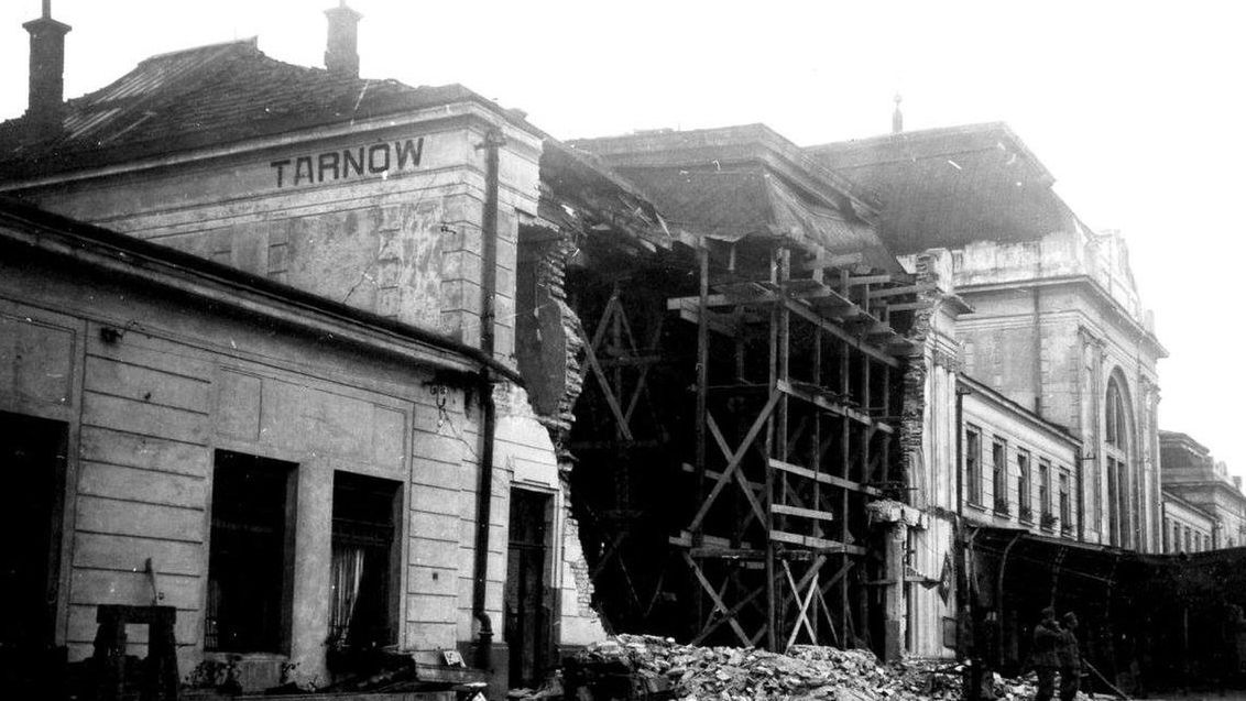 Budynek dworca w Tarnowie po wybuchu bomby 28 sierpnia 1939 roku,