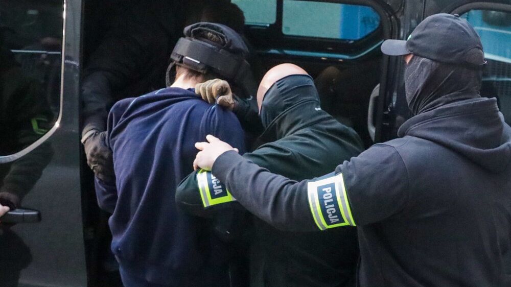 wyprowadzenie po przes�uchaniu
Tomasz Gzell
atak na UW, doprowadzenie, Prokuratura, przes�uchania, zab�jstwo na UW