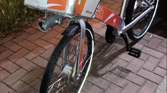 Zdewastowany rower miejski 
