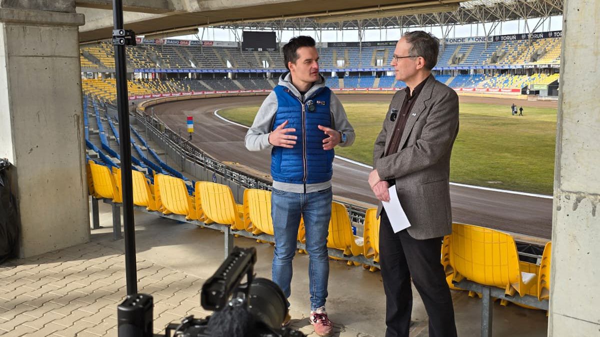 Widok na trybuny z Adrianem Miedzińskim 