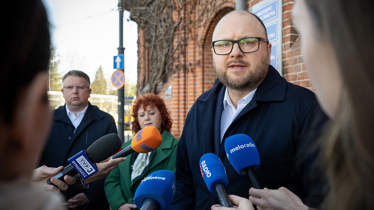 Briefing przed Urzędem Miasta