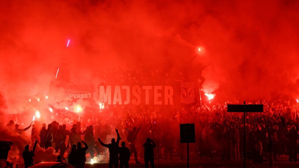 Pi�karze i kibice Lecha
Jakub Kaczmarczyk
kibice, Lech Pozna�, liga, mistrzowska feta, odkryty autobus, ostatnia kolejka ekstraklasy, pi�karska ekstraklasa, pi�karze