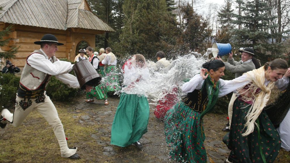 m�odzie� z zespo�u regionalnego "Regle" z Poronina, podczas inscenizacji tradycyjnej "polewacki" na Podhalu.Poronin, 17.04.06. "Lany Poniedzia�ek" na Podhalu.M�odzie� z zespo�u regionalnego "Regle" z Poronina, podczas inscenizacji tradycyjnej "polewacki" na Podhalu, 14 bm. (gm/kp)PAP/Grzegorz MomotGrzegorz Momotlany poniedzia�ek, tradycja, zwyczaje, woda