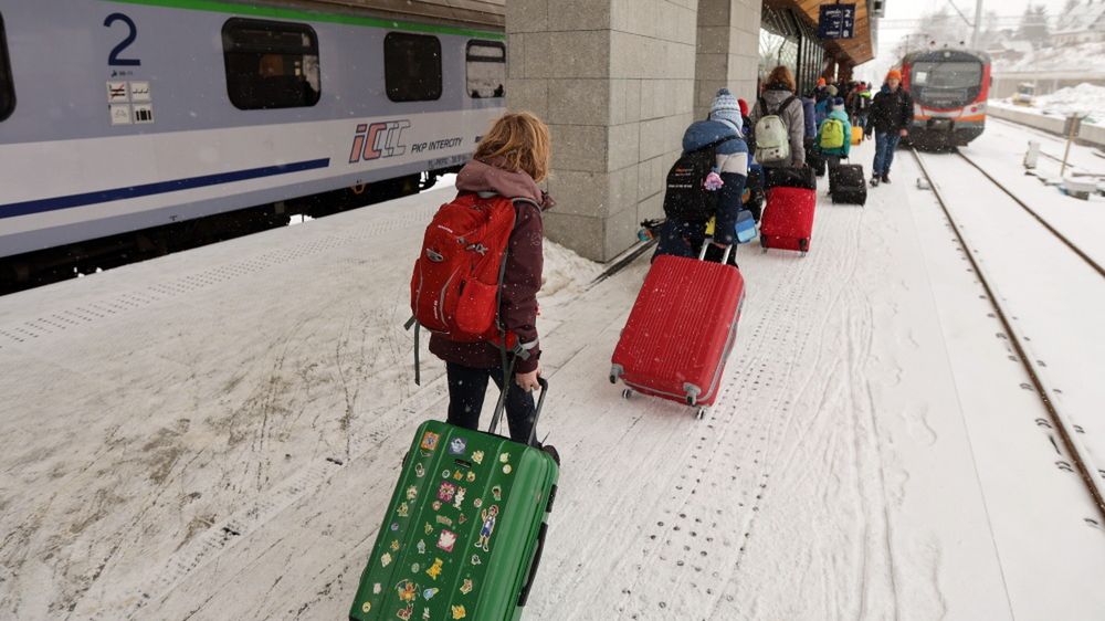 Grzegorz Momotferie, ferie zimowe, ruch, zima, g�ry, Tatry, turystyka, wypoczynek, Zakopane, zimowe, dworzec kolejowy, ludzie, pasa�erowie, transport kolejowy, baga�, baga�e, wymiana turnus�w