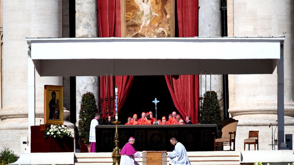 Pope Francis' funeral Mass in St. Peter's Square
epa12055923 Members of the clergy kneel by the coffin containing the body of Pope Francis during the pontiff's funeral in St. Peter's Square, on the parvis of Saint Peter's Basilica, in Vatican City, 26 April 2025. Pope Francis passed away on Easter Monday, 21 April 2025, at the age of 88.  EPA/ETTORE FERRARI 
Dostawca: PAP/EPA.
ETTORE FERRARI
Pope Francis funeral, Requiem Mass, pope funeral, novemdiales, mourning, papal funeral, funeral Mass, Roman Pontiff, papal funeral rites
