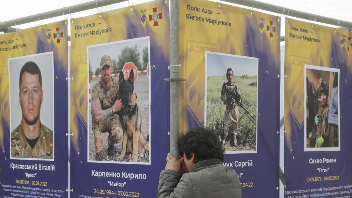 Ukrainians mark Defenders of Ukraine Day
epa10243143 A woman reacts at the street exhibition 'Azov Regiment - Angels of Mariupol', which is dedicated to defenders from the 'Azov' unit of the National Guard of Ukraine, who gave their lives defending Mariupol from the Russian invaders in Kyiv, Ukraine, 14 October 2022 amid the Russian invasion. Ukrainians mark Defenders of Ukraine Day annually on this day since 2015. Russian troops entered Ukraine on 24 February 2022 starting a conflict that has provoked destruction and a humanitarian crisis.  EPA/SERGEY DOLZHENKO 
Dostawca: PAP/EPA.
SERGEY DOLZHENKO