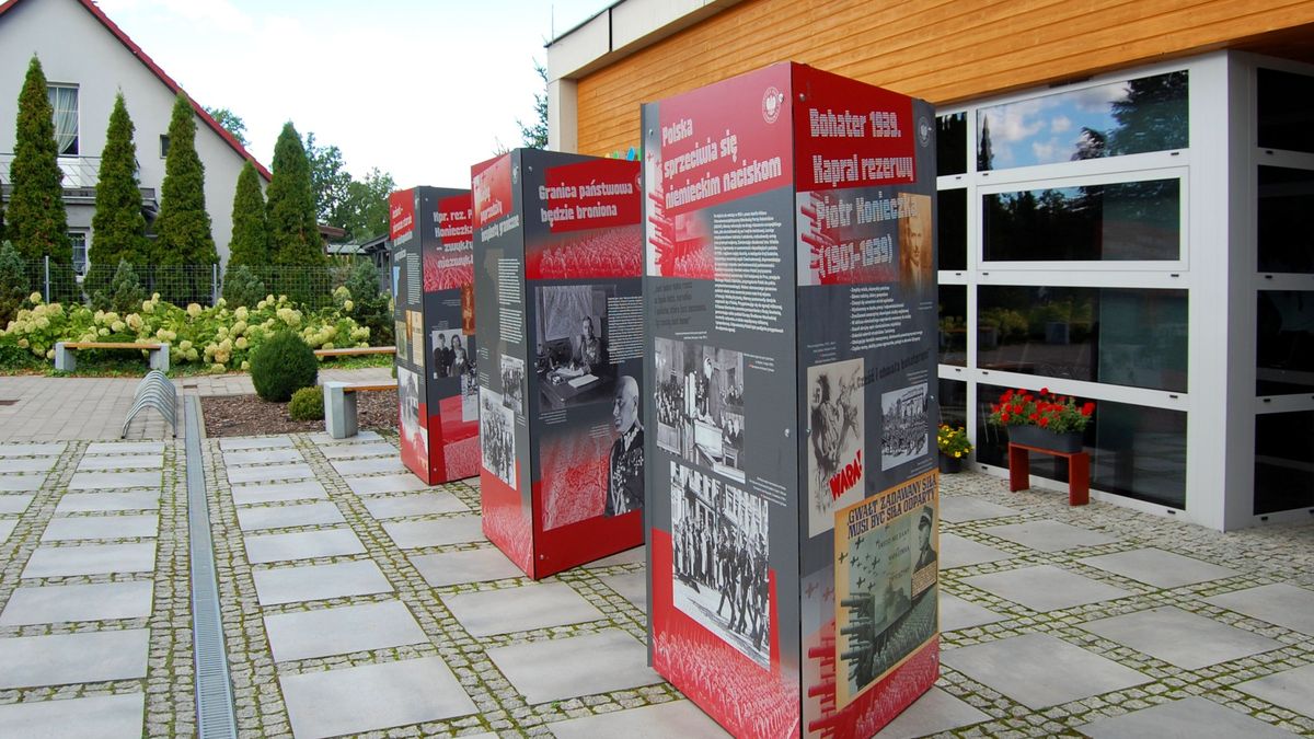 Wystawa plenerowa przed CKK.