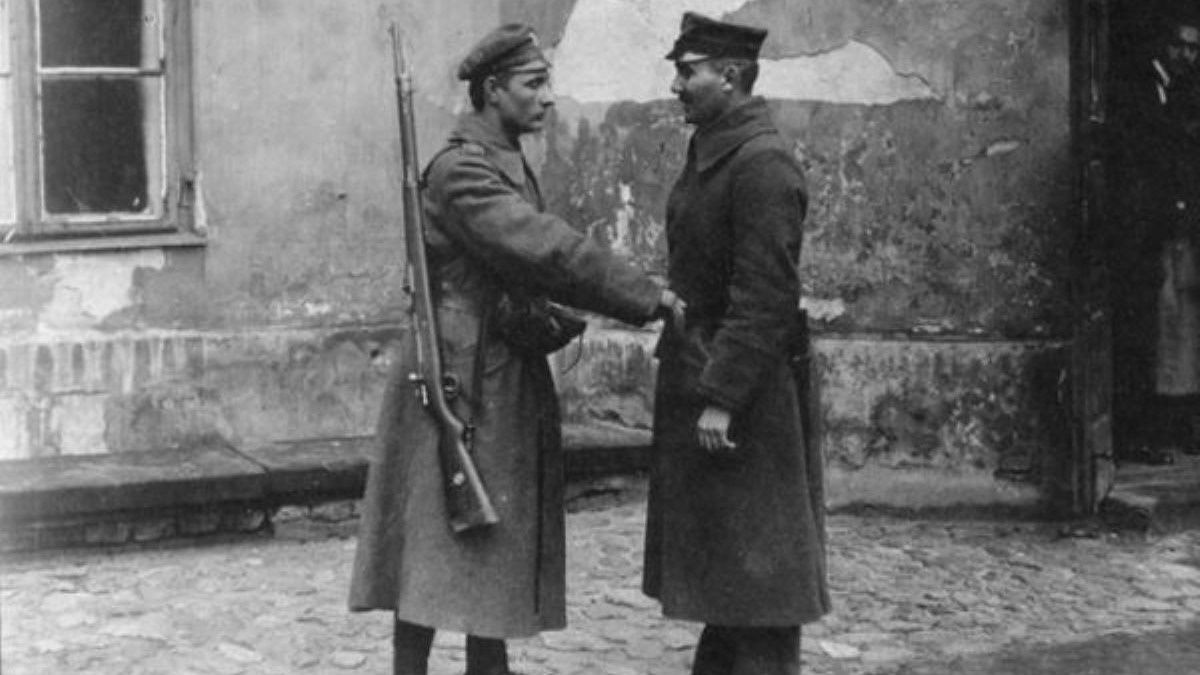 Rozbrajanie niemieckiego żołnierza w Warszawie. Listopad 1918 roku.