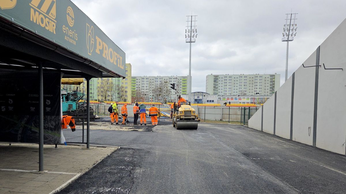 Prace remontowe na stadionie żużlowym w Pile.