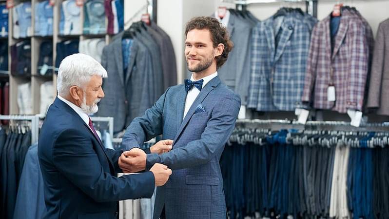 Mężczyźni w garniturach