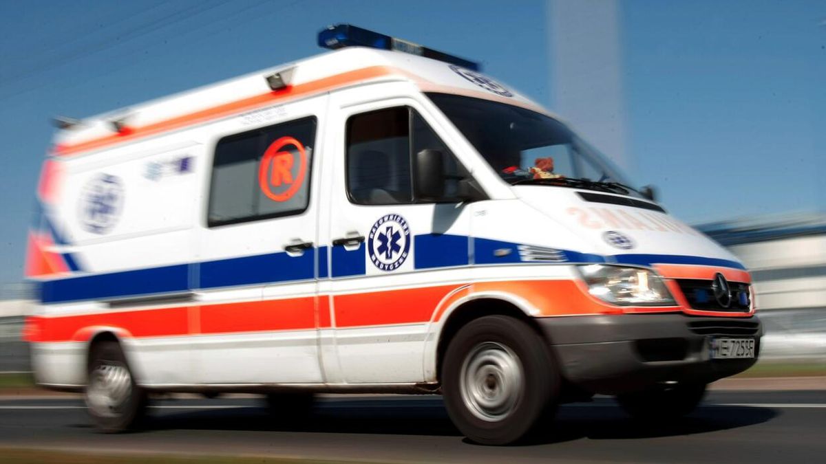 karetka pogotowia na sygnale
Warszawa, 15.09.2011. Karetka pogotowia na sygnale podczas symulowanego wypadku kolejowego - akcji ratowniczej. �wiczenia obronne pt. Stolica 2011 odby�y si�, 15 bn. w Warszawie. (ls/obm)
PAP/Leszek Szyma�ski
Leszek Szyma�ski
ambulans, �wiczenia, karetka, kolej, poci�g, pogotowie, s�u�ba zdrowia, symulacja, wypadek