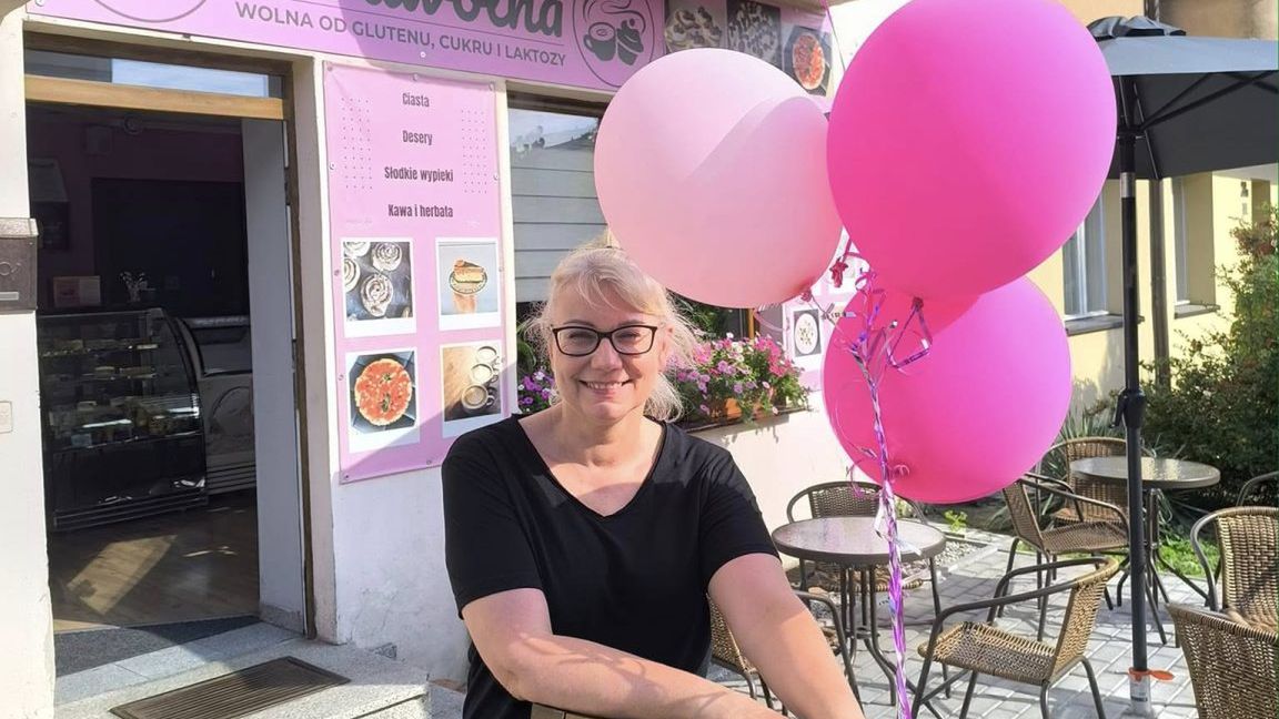 Iwona Watrak przed Kawiarnią Swawolna 