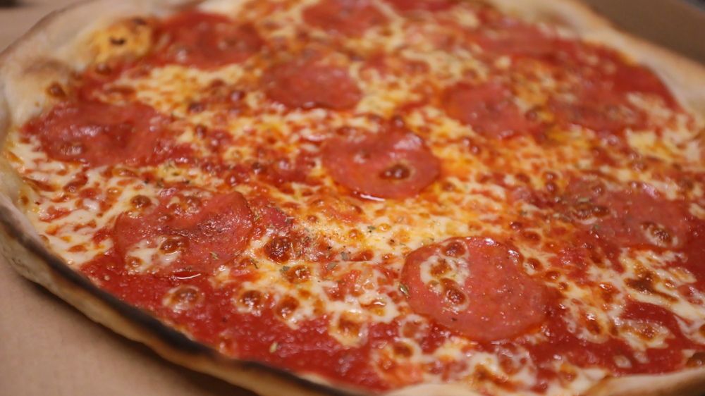 przygotowanie pizzyPawe� Supernakdzie� pizzy, pizza, przygotowanie, Viaduct Pizza Bar, gastronomia