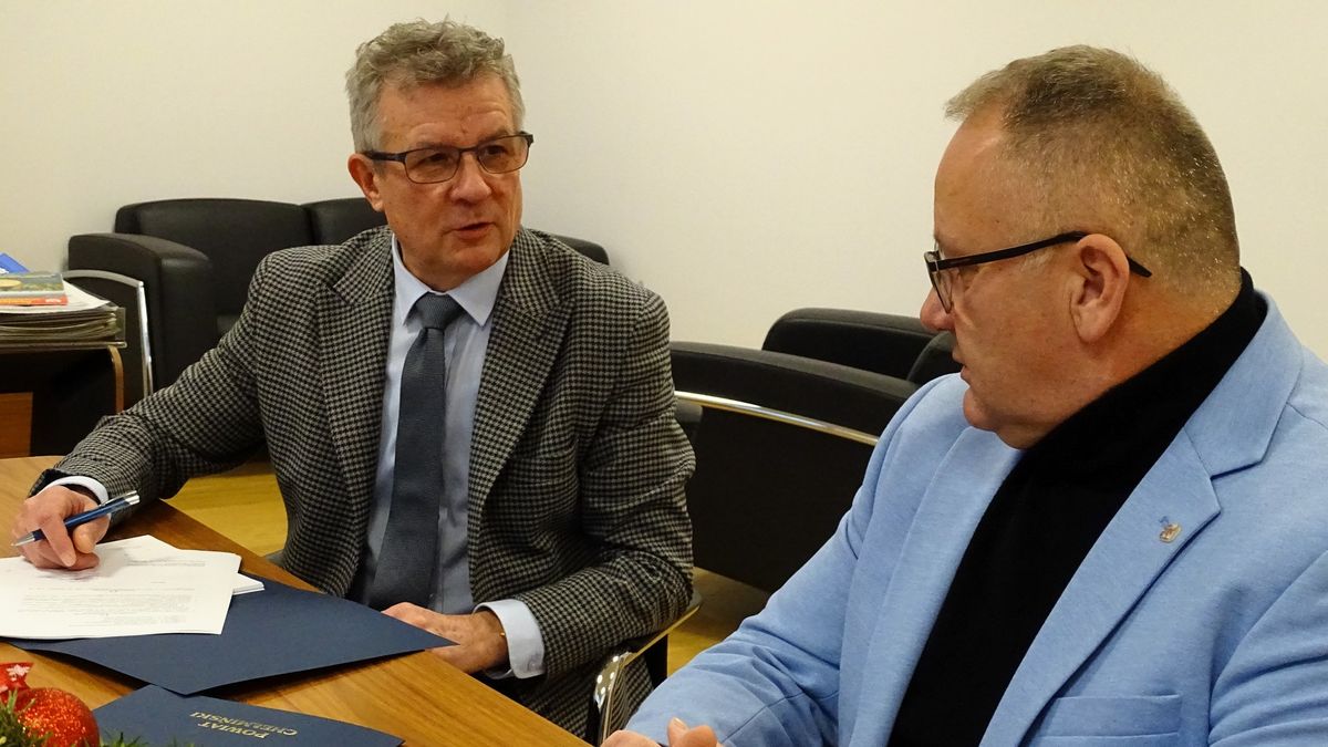 Władze samorządowe Powiatu i przedstawiciele firmy ESBUS