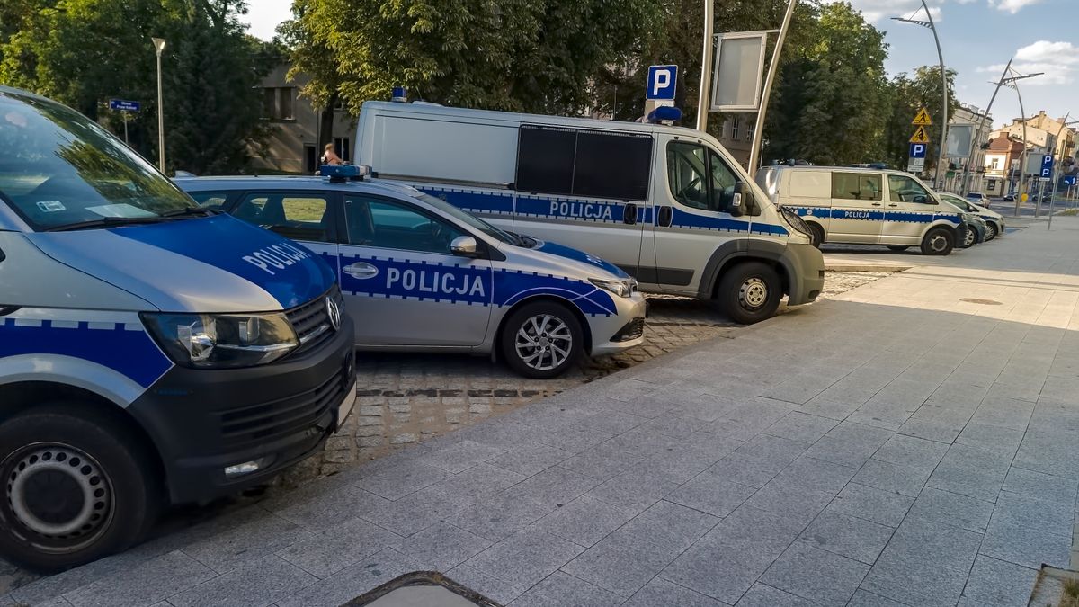 Na zdjęciu radiowozy ostrowieckiej policji