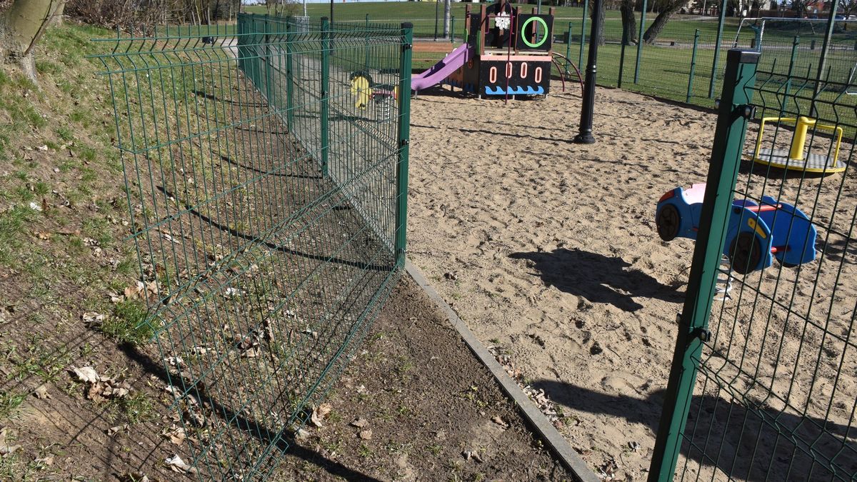 Zdewastowany plac zabaw