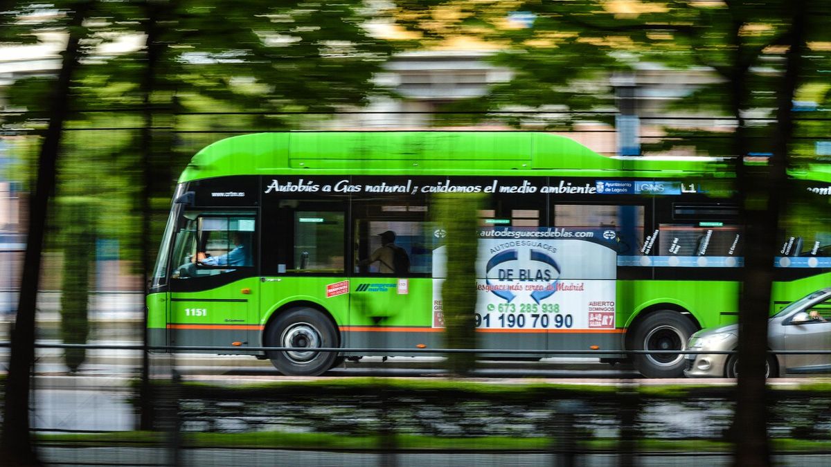 Autobus komunikacji publicznej